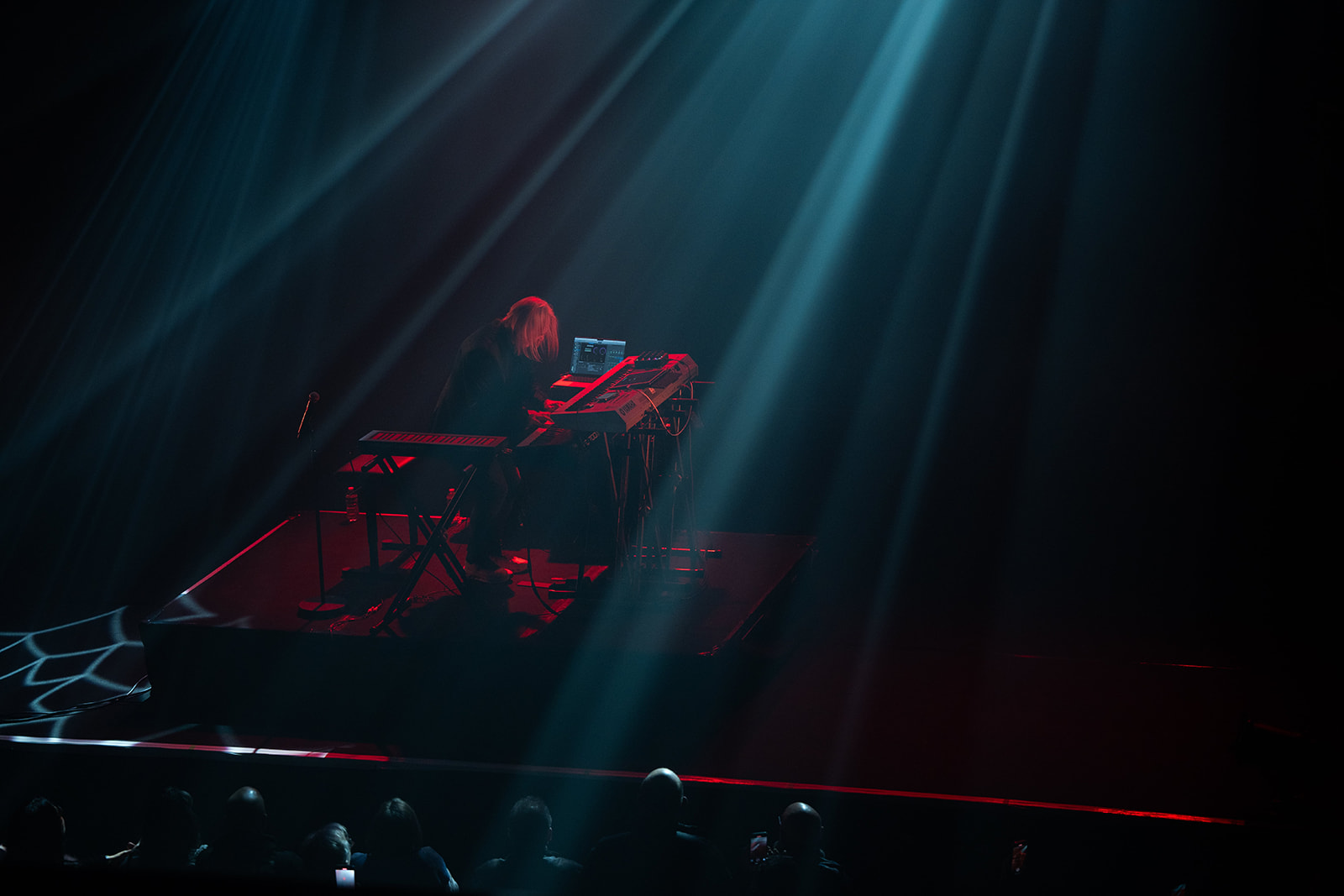 Artiste sur scène dans un halo de lumière agressive